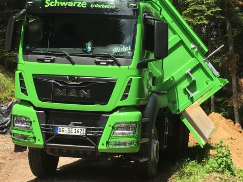 schwarze-erdarbeiten-fischerbach-kinzigtal-transporte-schuettgut-maschinen3